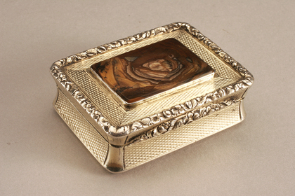 Silvergilt Snuffbox with agate lid